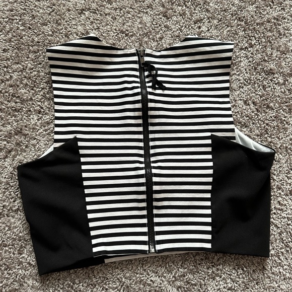 Wells Grace Zip Up Crop Top - Picture 2 of 3